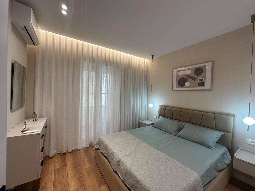 Tek Pazari i Ri,prane Optika Roma shitet apartament 1+1, 163,000Euro