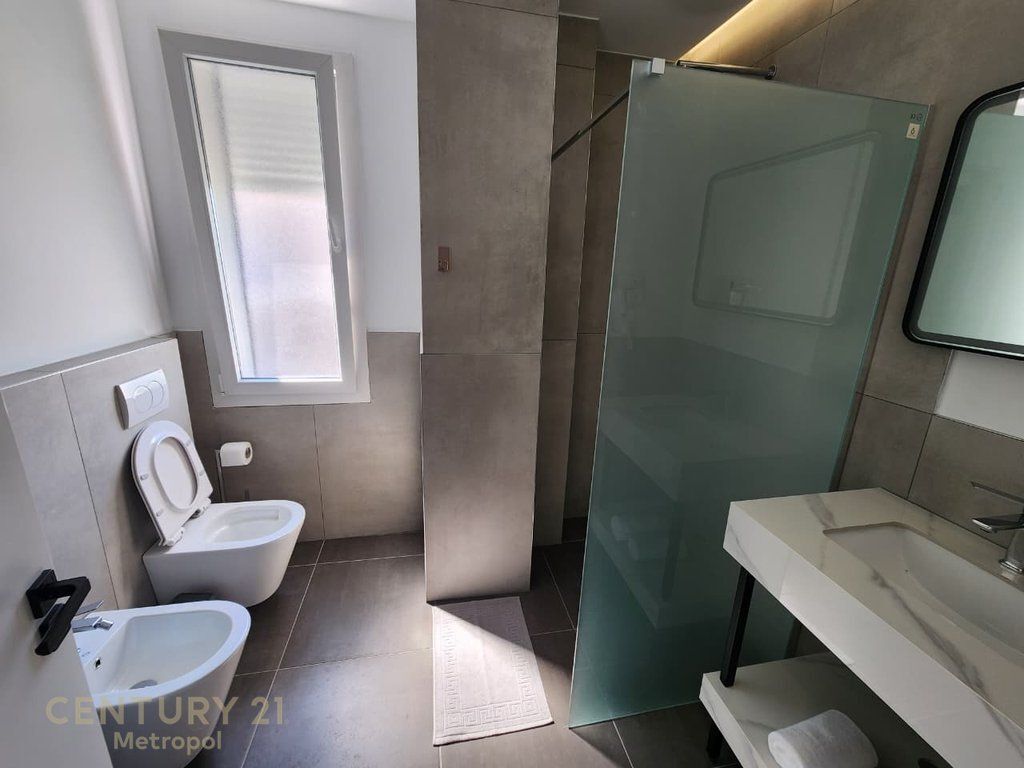 JEPET ME QERA APARTAMENT 2+1+POST PARKIMI,YRSHEK (KLINIKA UZLLOVA) 500 € /Muaj