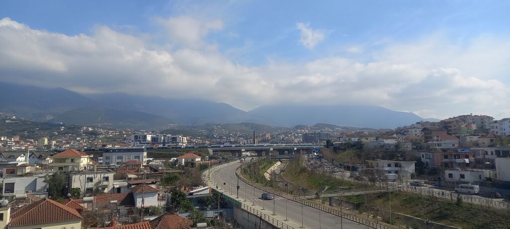 Jepet me Qira 2+1 Kati 4 i nje vile - Rreth-rrotullimi i Shkozes, Tirane