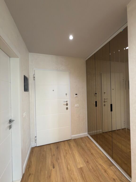 Shitet apartament 2+1 te Komuna e Parisit