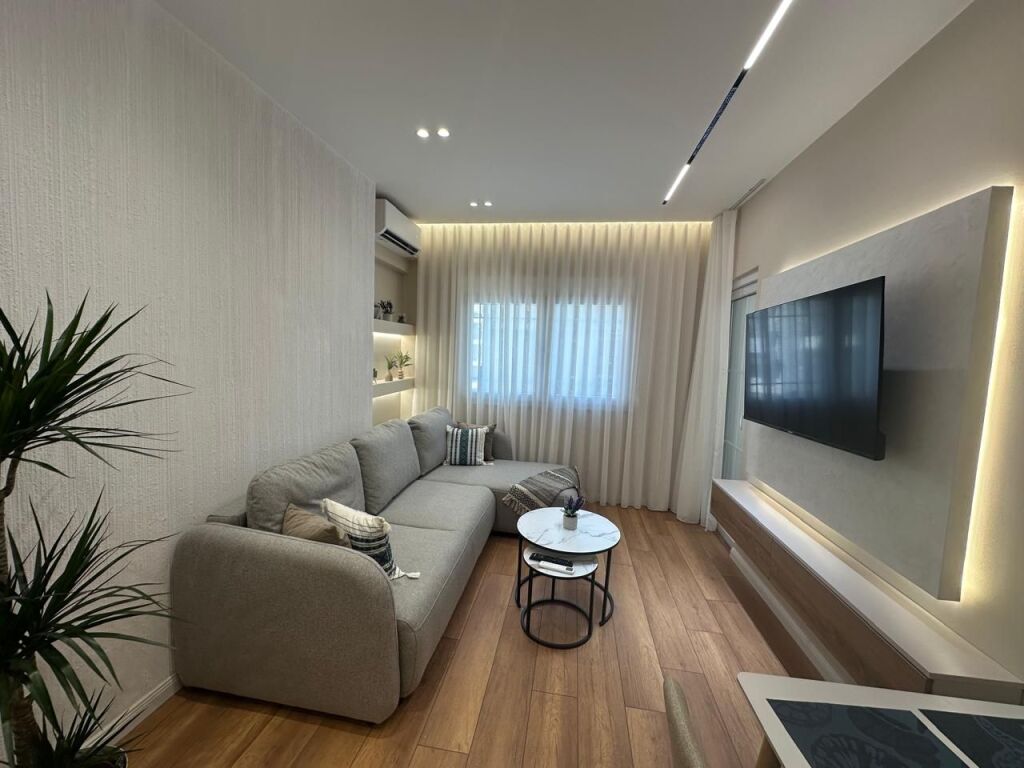 Tek Pazari i Ri,prane Optika Roma shitet apartament 1+1, 163,000Euro