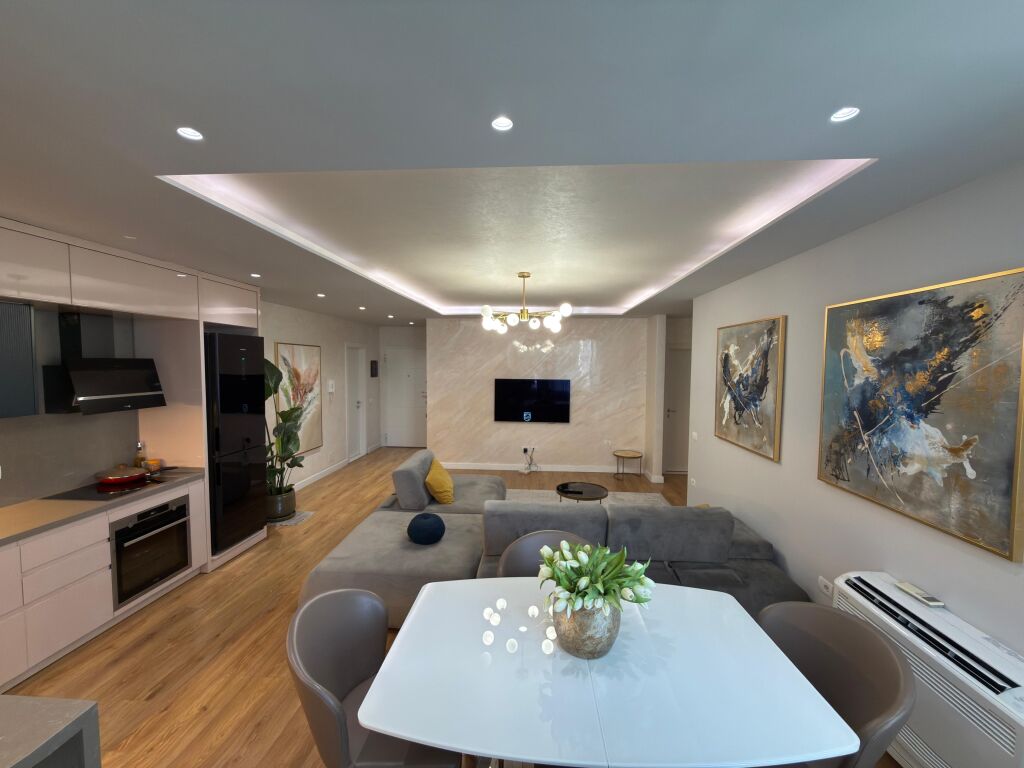 Shitet apartament 2+1 te Komuna e Parisit