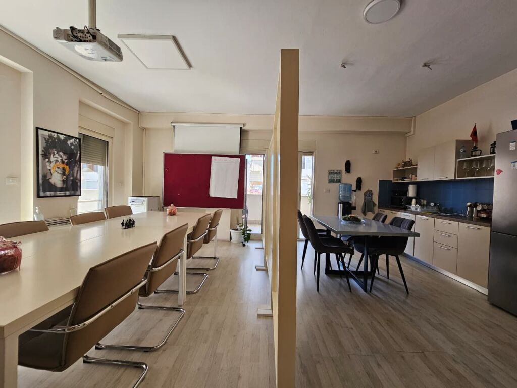 Apartament 4+1+3 ne shitje Pazari i Ri!