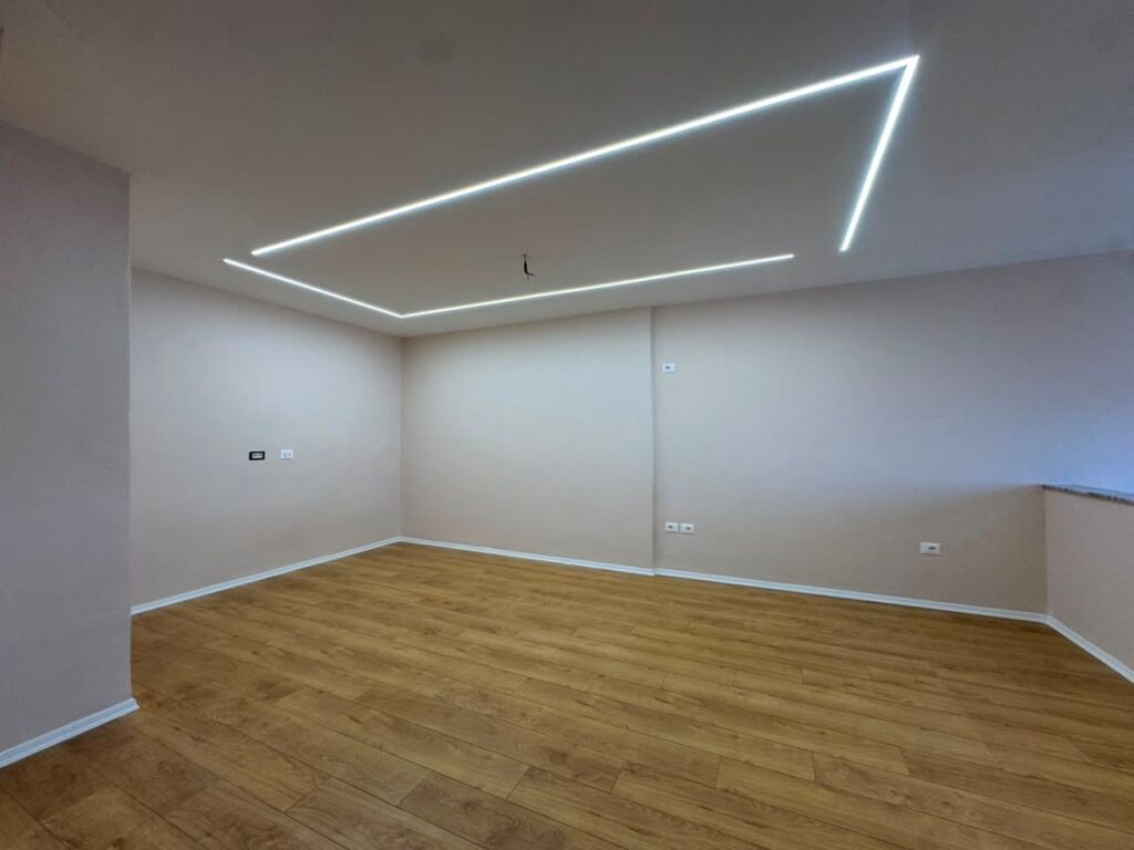 Shitet , Apartament 2+1, Ish Tregu Elektrik , Tirane . Empire71471