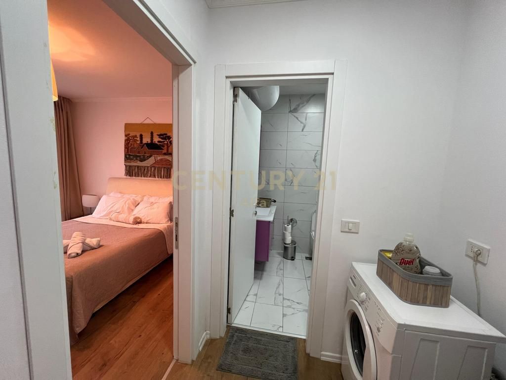 Apartament 1+1 per qira, modern dhe i mobiluar në qendër të Tiranës. 800 € /Muaj