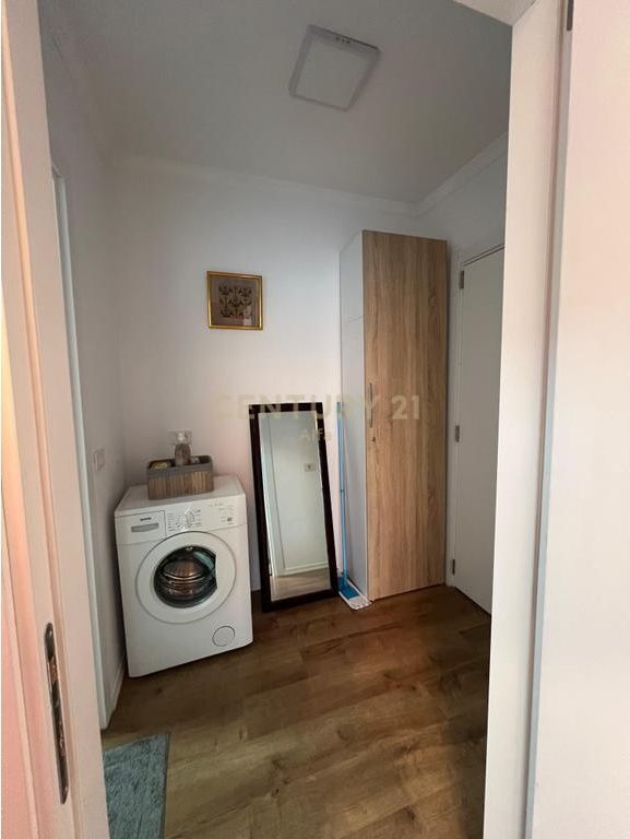 Apartament 1+1 per qira, modern dhe i mobiluar në qendër të Tiranës. 800 € /Muaj