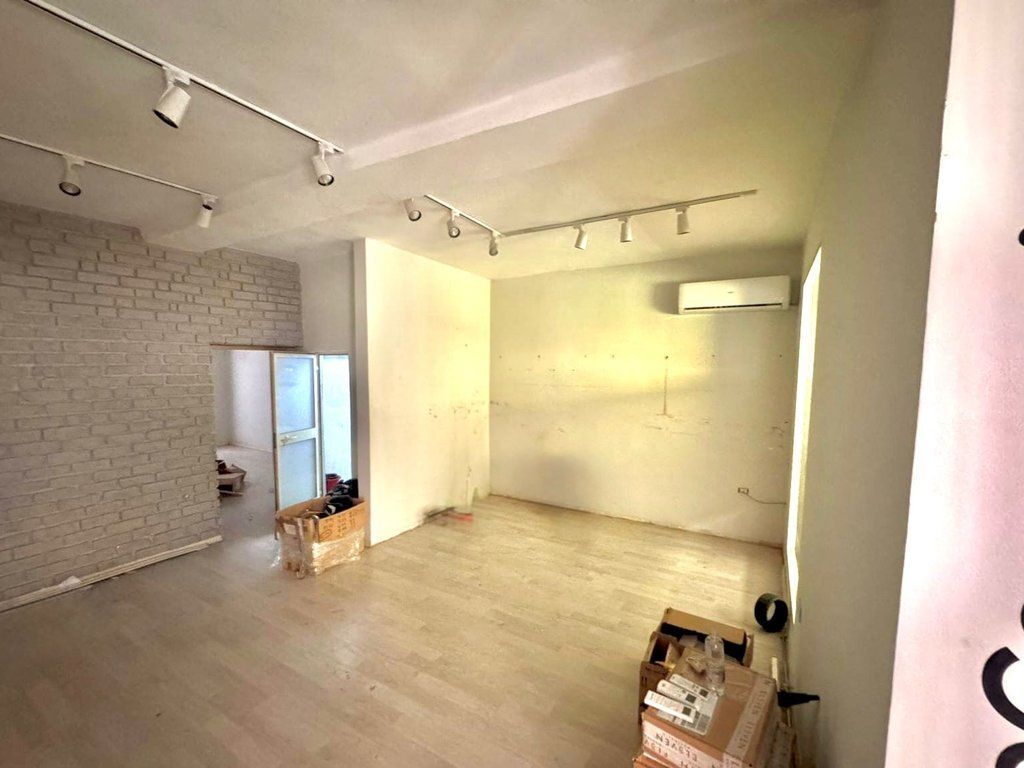 LOCALE COMMERCIALE IN AFFITTO, 100 m² NELL'ISH-BLLOK – VICINO A KAFE ROMA