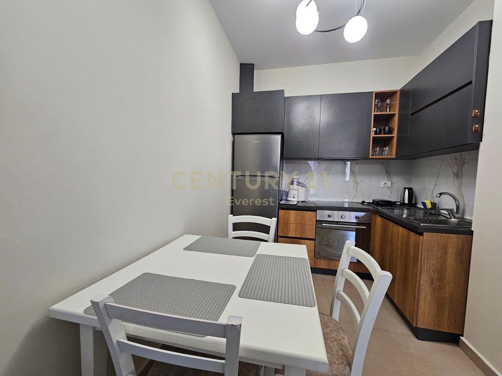 AMERIKAN 2, APARTAMENT 1+1 TOTALISHT I MOBILUAR PER QIRA 500 € /Muaj