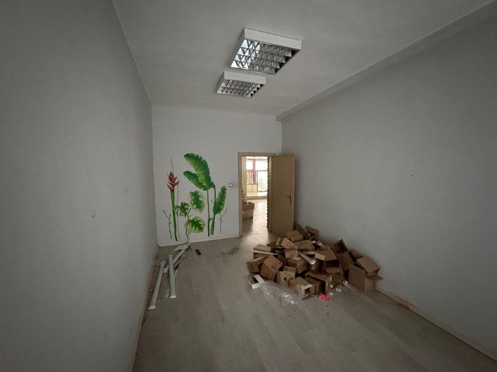 LOCALE COMMERCIALE IN AFFITTO, 100 m² NELL'ISH-BLLOK – VICINO A KAFE ROMA