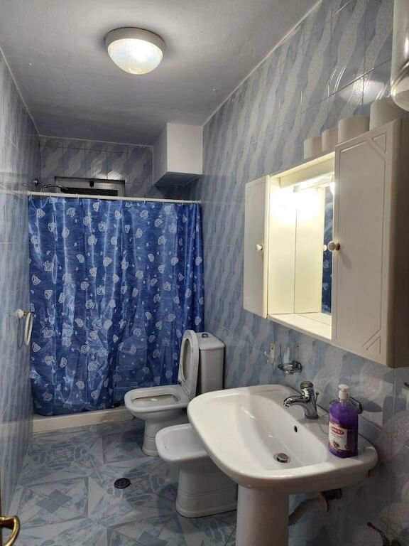 🏢Pak minuta larg Shkolles se Mesme “Partizani jepet me qera apartament 1+1,i mobiluar.45,000Leke