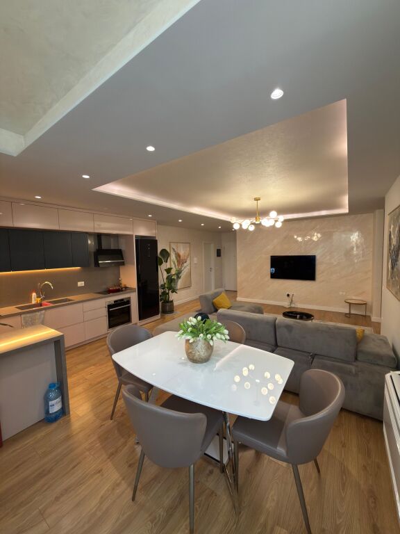 Shitet apartament 2+1 te Komuna e Parisit