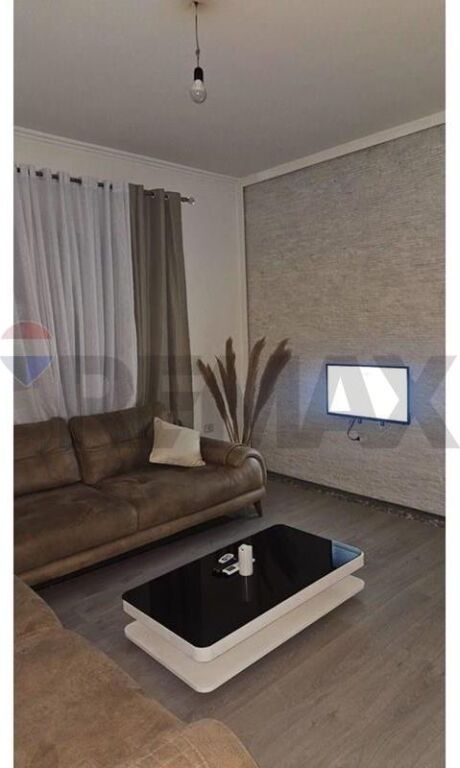 Apartament 1+1 shtepi Private, Prane Delijogjit, rruga Stavri Themeli