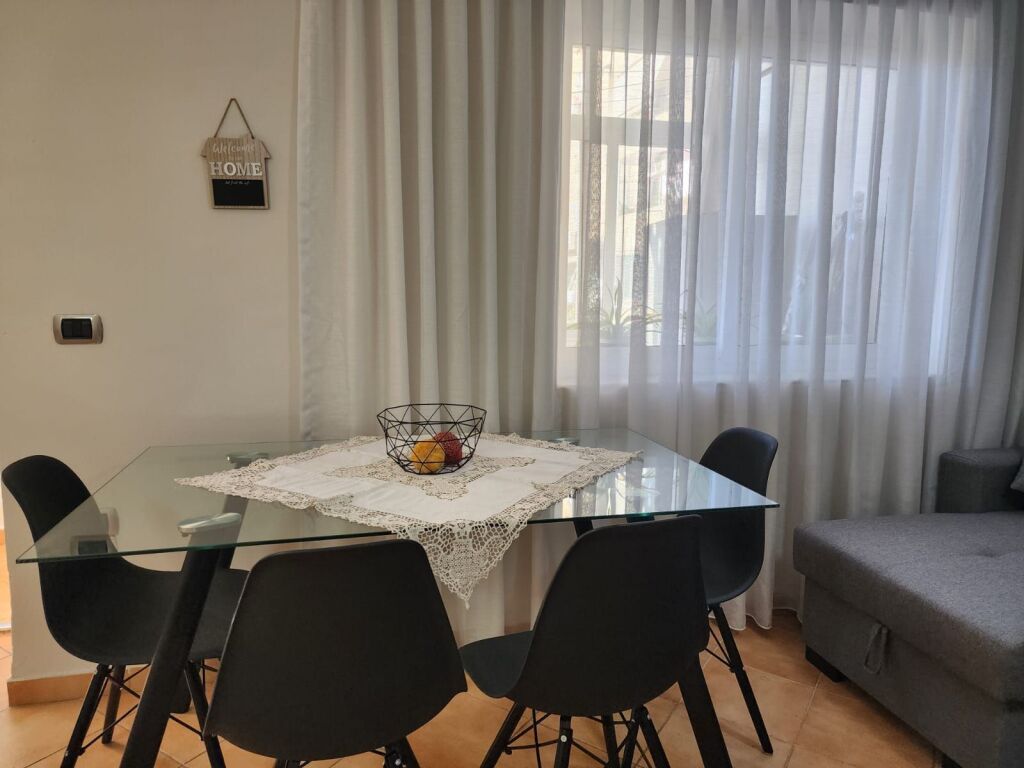 🏢Pak minuta larg Shkolles se Mesme “Partizani jepet me qera apartament 1+1,i mobiluar.45,000Leke