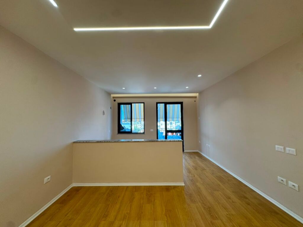Shitet , Apartament 2+1, Ish Tregu Elektrik , Tirane . Empire71471