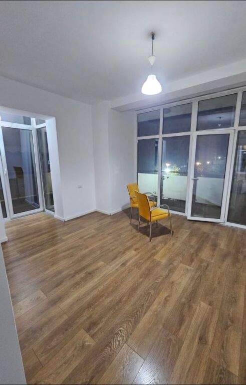 Ambient zyre me qira te Kika 2 , Komuna Parisit