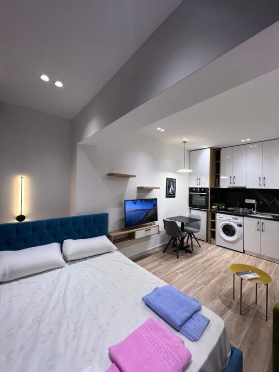 Studio apartment for rent in Komuna e Parisit!