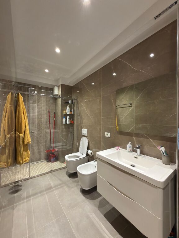 Shitet apartament 2+1 te Komuna e Parisit
