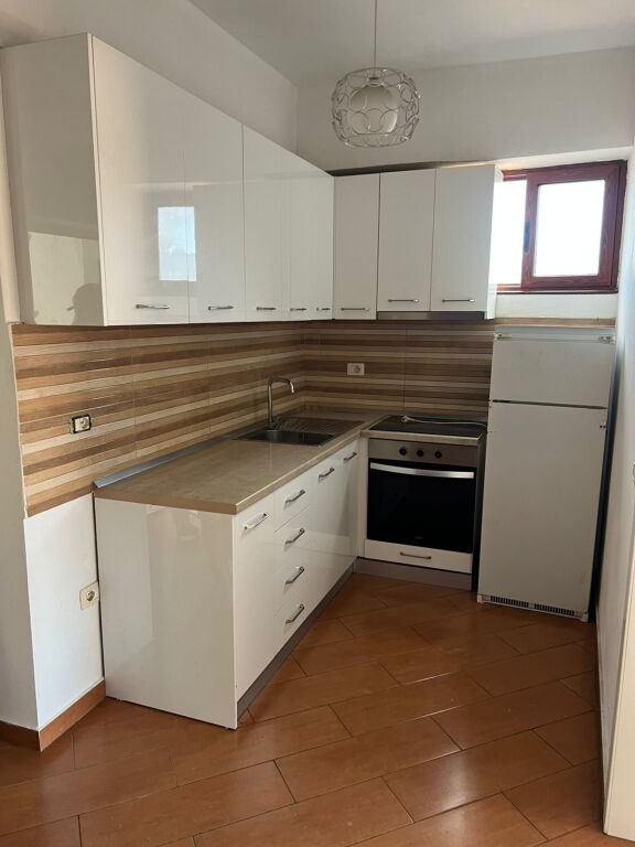 Shitet Apartament 1+1 pranë Bulevardit Dyrrah, Durrës