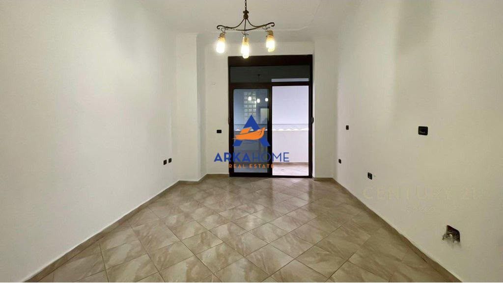 JEPET ME QIRA AMBIENT PËR ZYRA 95M2 "KOMPLEKSI PANORAMA" 850 EURO