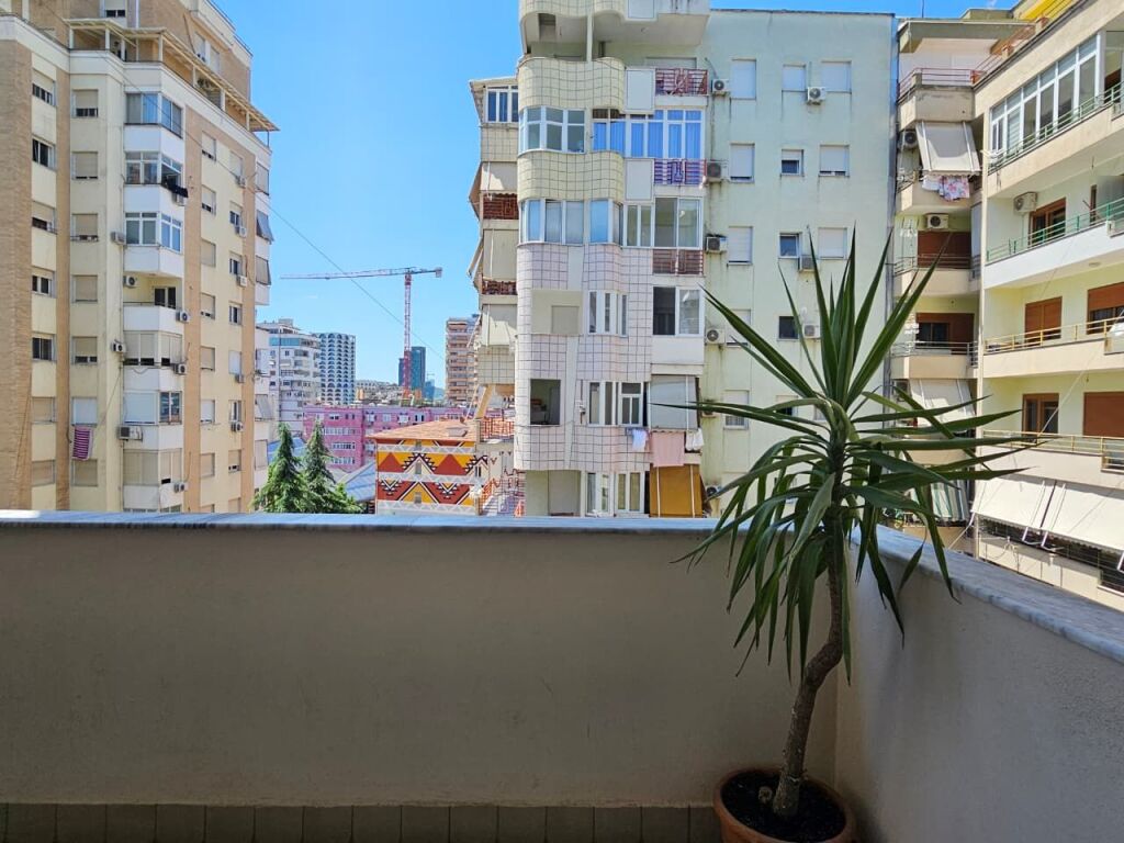 Apartament 4+1+3 ne shitje Pazari i Ri!