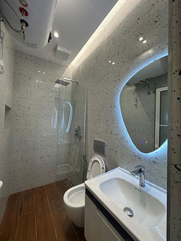 Tek Pazari i Ri,prane Optika Roma shitet apartament 1+1, 163,000Euro