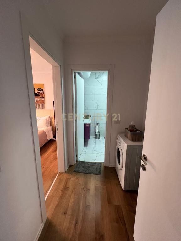 Apartament 1+1 per qira, modern dhe i mobiluar në qendër të Tiranës. 800 € /Muaj