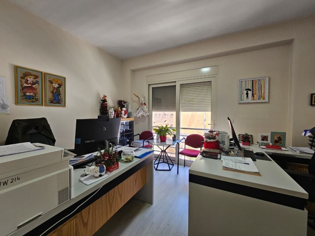Apartament 4+1+3 ne shitje Pazari i Ri!