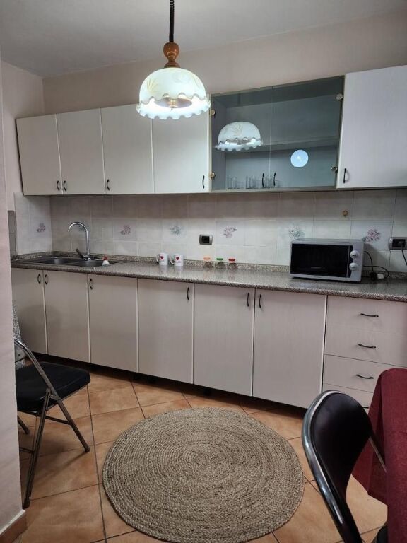 🏢Pak minuta larg Shkolles se Mesme “Partizani jepet me qera apartament 1+1,i mobiluar.45,000Leke