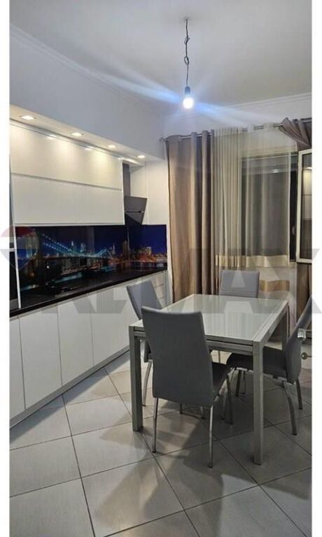 APARTAMENT 1+1 ME QERA TEK RRUGA E KAVAJES!