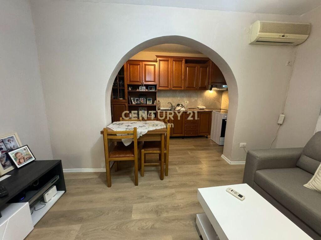 APARTAMENT 1+1 PER QIRA PRANE RRUGES ALI VISHA !