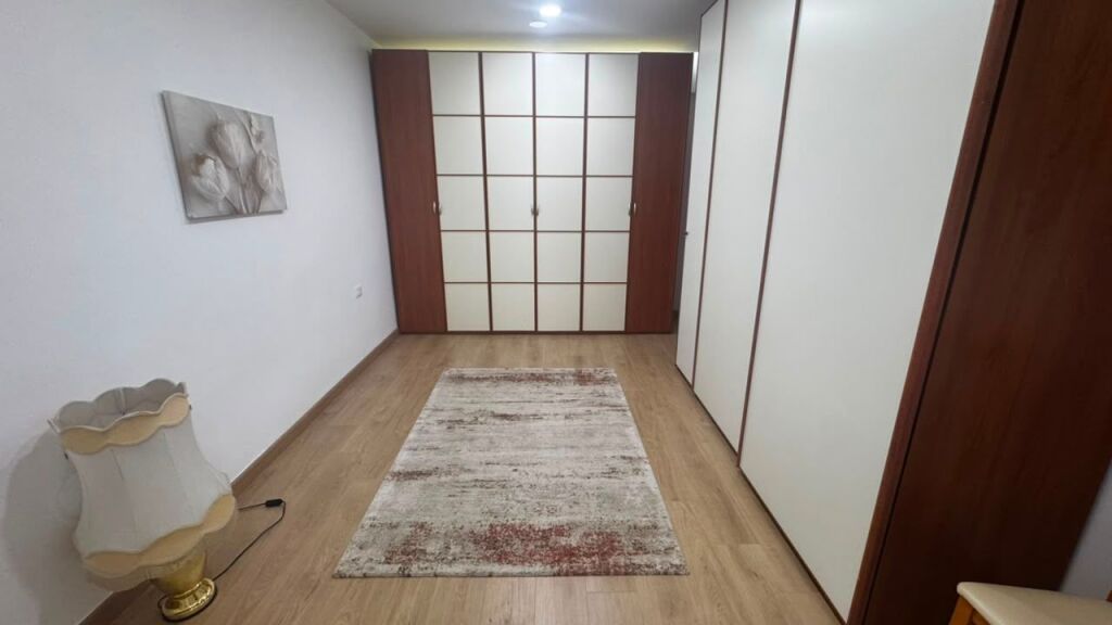 Jepet me Qira: Apartament 1+1 me Garderobë te Garda