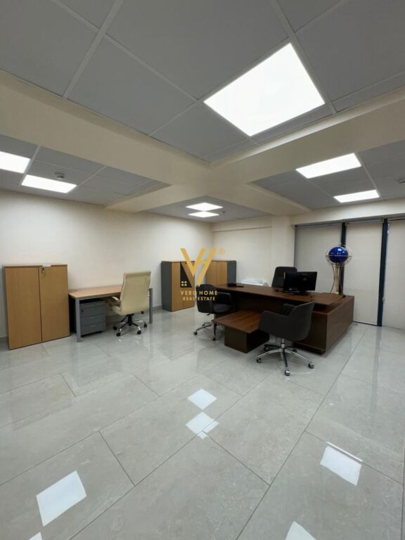 JEPET ZYRE 150 M2 ME QERA TE RRUGA E ELBASANIT 2.000 EURO