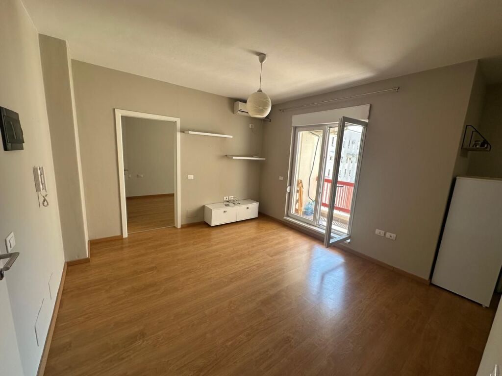 🏢Nella zona di 21 Dhjetori, si affitta appartamento, 1+1+posto auto, processo di arredamento.: 65,000Leke