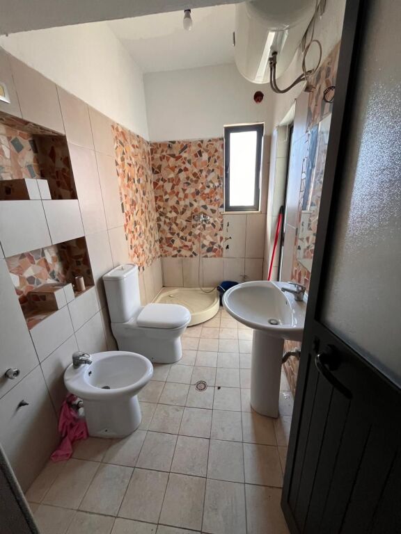 Shitet Apartament Duplex pranë Shkollës Bajram Curri