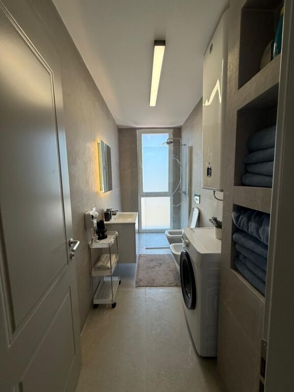 🏢Rruga Jordan Misja ,jepet me qera apartament 1+1,i mobiluar 60,000Leke   