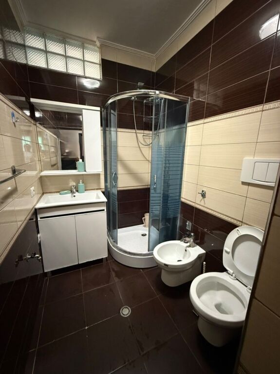 🏢Komuna Parisit,jepet me qera apartament 2+1,i mobiluar.75,000Leke