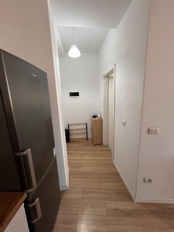 Appartamento 1+1 in Affitto presso Residenza Marga – Via Jordan Misja  Presso la Residenza Marga, in Via Jordan Misja, è in affitto un appartamento 1+1, completamente arredato e pronto per essere abitato. La zona offre un accesso rapido al Nuovo Viale, al centro di Tirana e a tutti i servizi necessari.  Organizzazione: Soggiorno insieme all'area cucina Balcone con uscita dal soggiorno 1 camera da letto 1 bagno  L'appartamento è offerto completamente arredato, offrendo comfort e funzionalità per una vita confortevole.