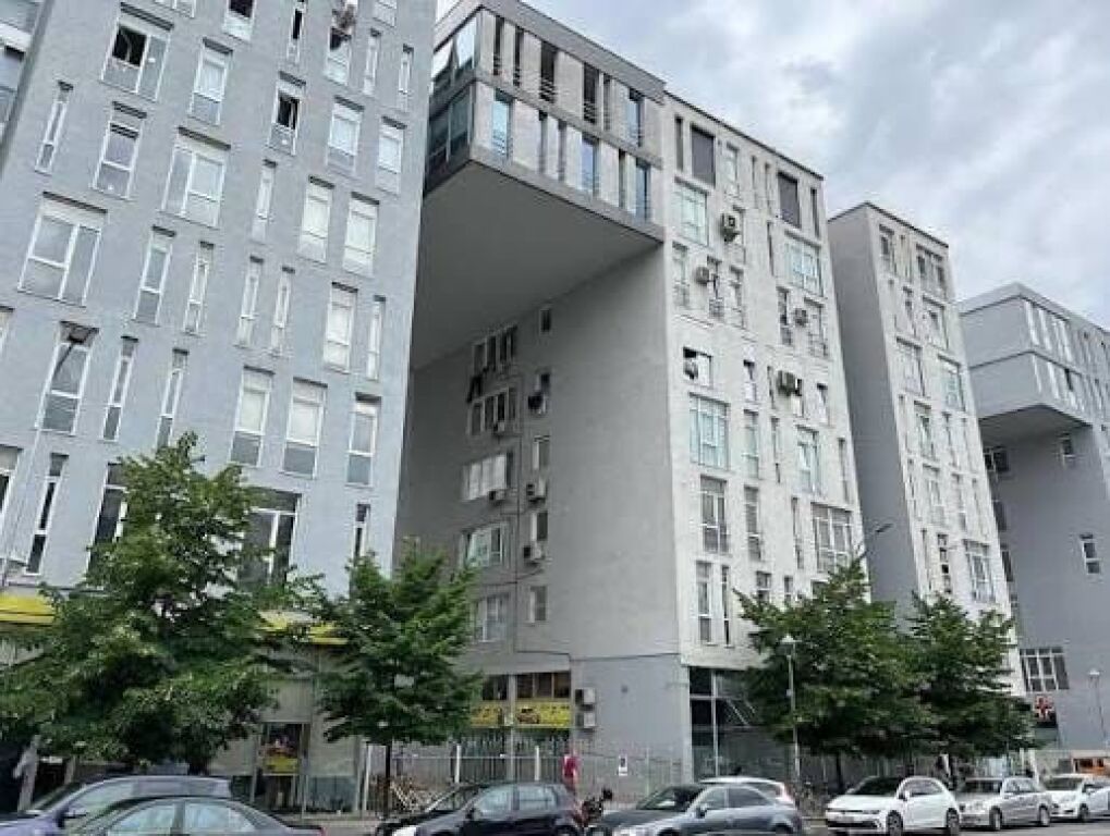 Shitet Apartament 2+1 tek kika 2 Komuna e Parisit !