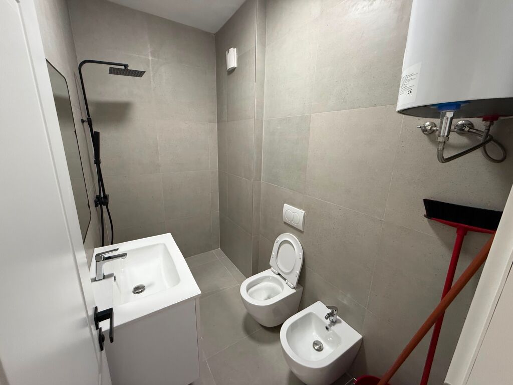 📣 SUPER AFFITTO Appartamento 1+1 📍 Via “Jordan Misja”, Vicino al Complesso Ndregjoni ✨   🏢 Nuova Costruzione  🪜 3° Piano (Con Ascensore)  🛋️ Completamente Arredato  ✅ Mai Abitato Prima   💶 Prezzo 50.000 Lek/Mese  🅿️ Possibilità Anche Per Posto Auto Con Pagamento Extra