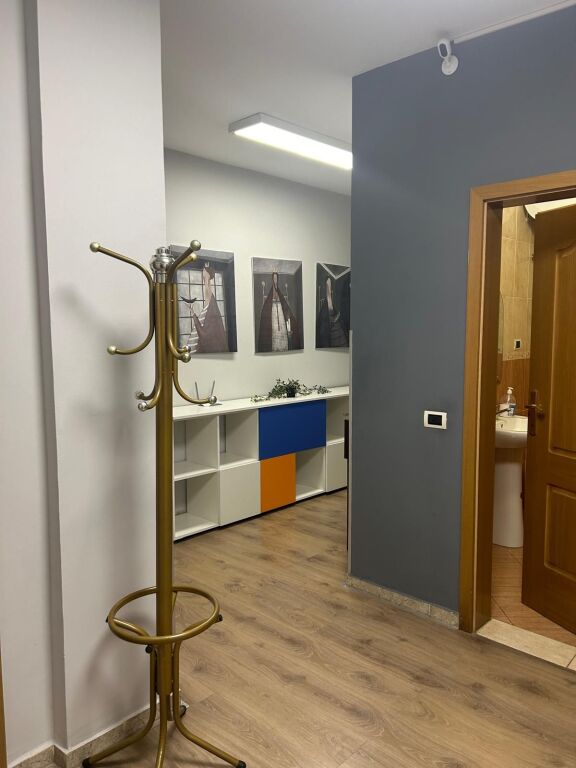 Ufficio in affitto a Ish Blloku, vicino a Kaprico