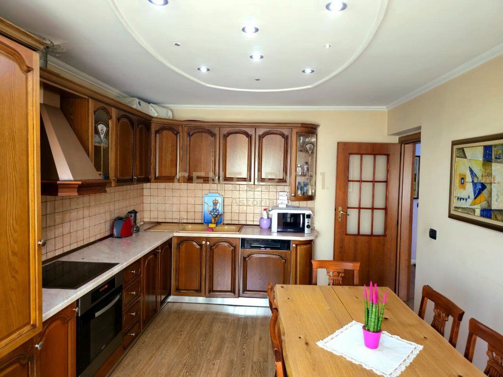Shitet Apartament 3+1 tek Myslym Shyri