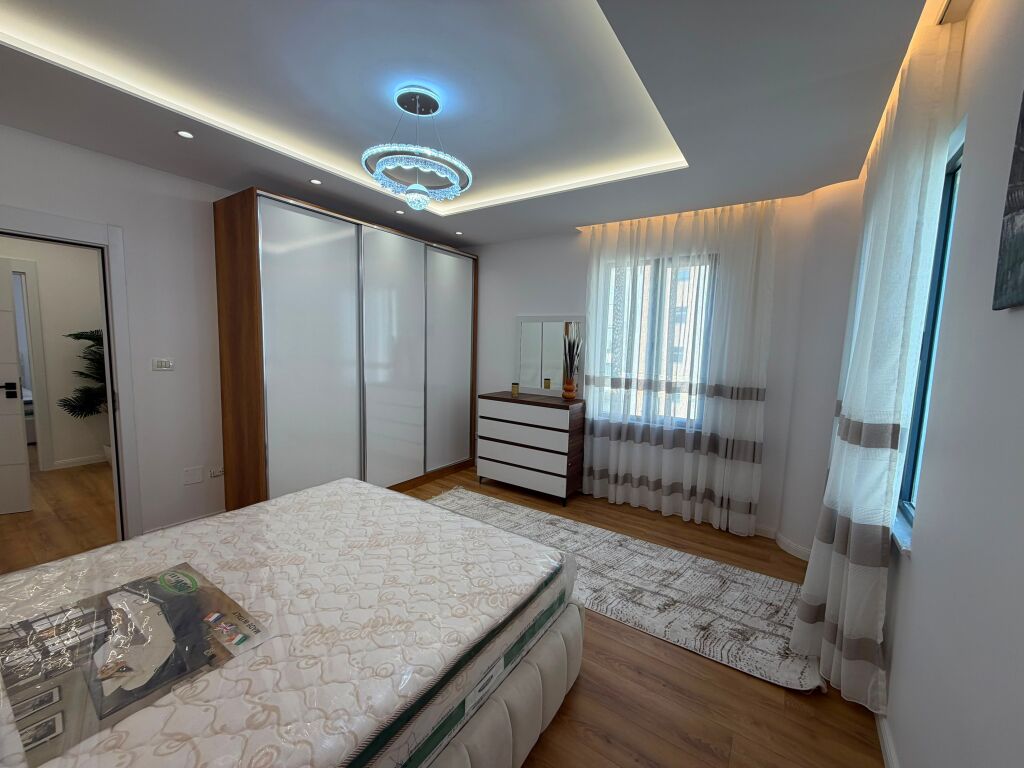 📍 Ndodhet pranë Pallatit me Shigjeta. 🏠 Shitet apartament 2+2+1 me ballkon
