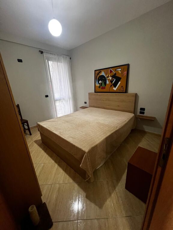 Ne bllok prane Tribekes jepet me qera apartament 1+1 i mobiluar