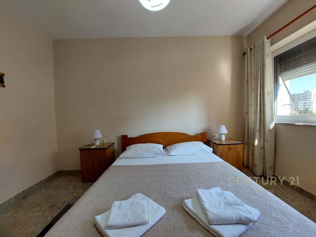 Jepet me qira apartament 1+1 pranë Pazarit të Ri, në Rrugën Luigj Gurakuqi.