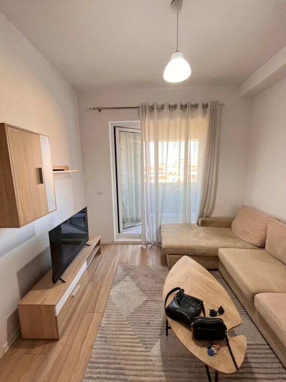 Appartamento 1+1 in Affitto presso Residenza Marga – Via Jordan Misja  Presso la Residenza Marga, in Via Jordan Misja, è in affitto un appartamento 1+1, completamente arredato e pronto per essere abitato. La zona offre un accesso rapido al Nuovo Viale, al centro di Tirana e a tutti i servizi necessari.  Organizzazione: Soggiorno insieme all'area cucina Balcone con uscita dal soggiorno 1 camera da letto 1 bagno  L'appartamento è offerto completamente arredato, offrendo comfort e funzionalità per una vita confortevole.