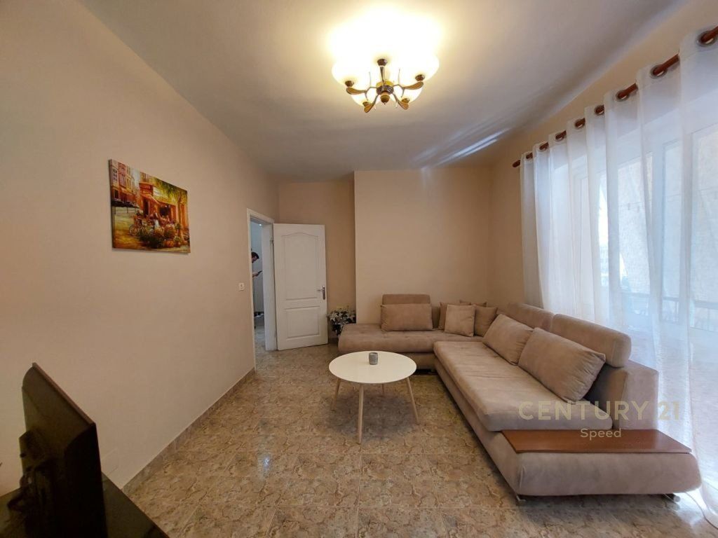 Jepet me qira apartament 1+1 pranë Pazarit të Ri, në Rrugën Luigj Gurakuqi.