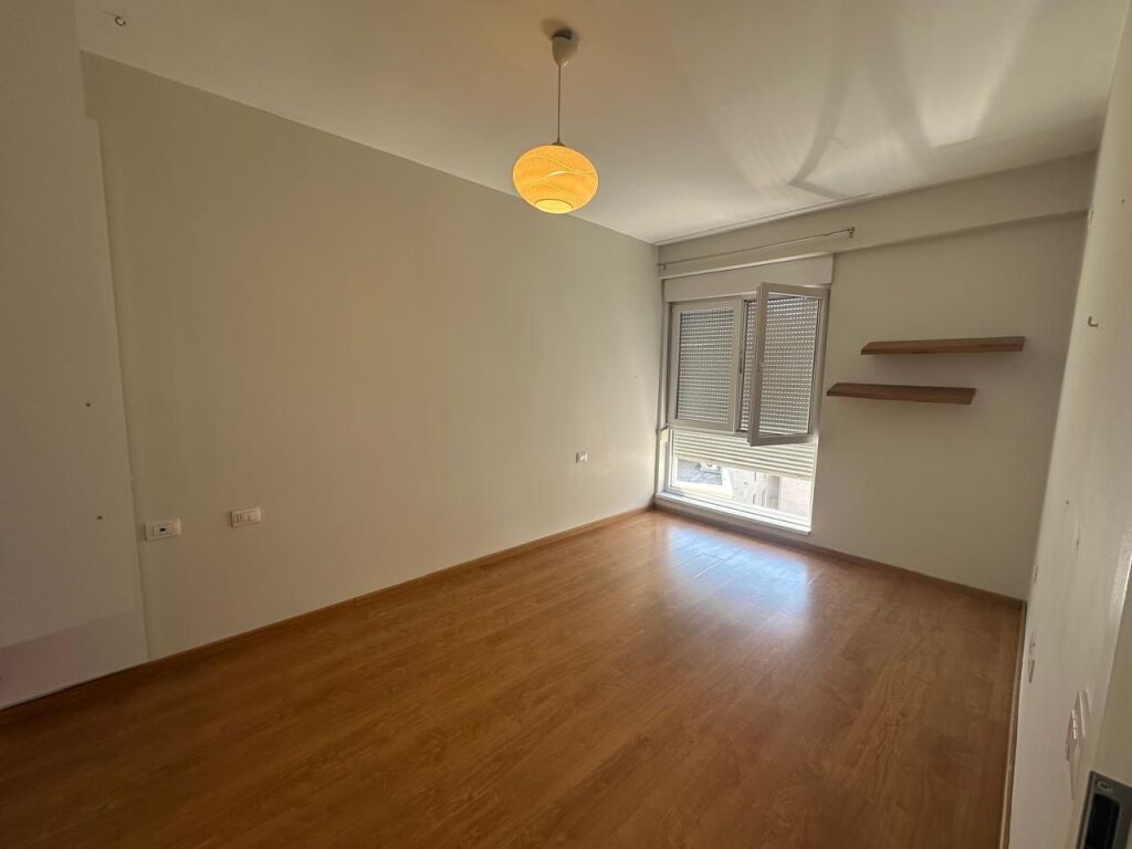 🏢Nella zona di 21 Dhjetori, si affitta appartamento, 1+1+posto auto, processo di arredamento.: 65,000Leke