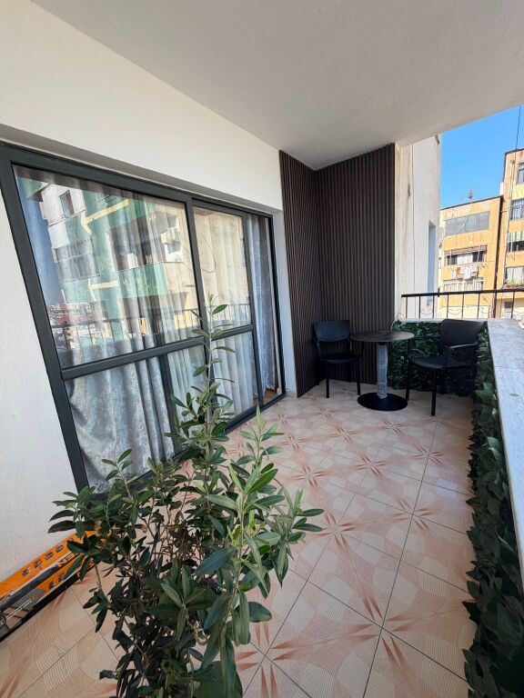 📍 Ndodhet pranë Pallatit me Shigjeta. 🏠 Shitet apartament 2+2+1 me ballkon