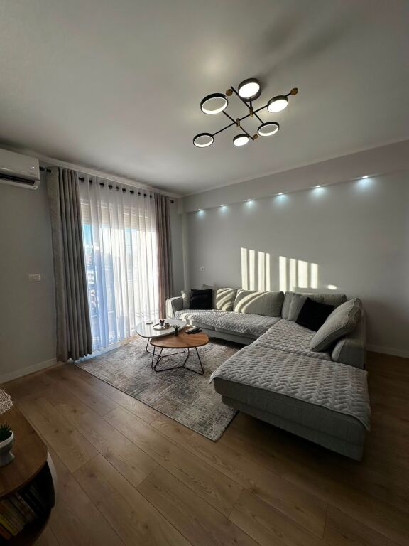 Shitet apartament 2+1