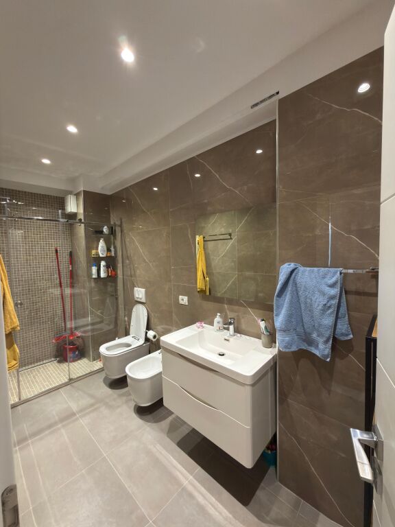 Shitet Apartament 2+1+2+depo +parkim tr Komuna e Parisit